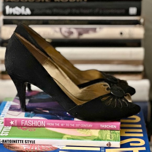 Vintage Claudia Ciutii 90s does 40s Black Cut Out Suede Peep Toe Heels- 8 1/2 - Picture 3 of 16
